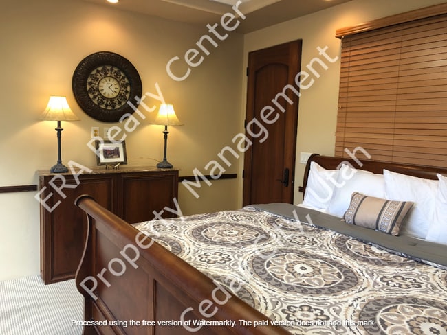 Building Photo - Large 2 bed / 1 bath Condo on North End of Town