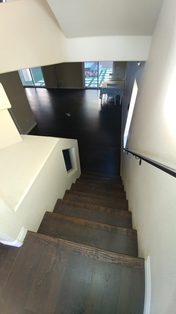 Building Photo - Multi level