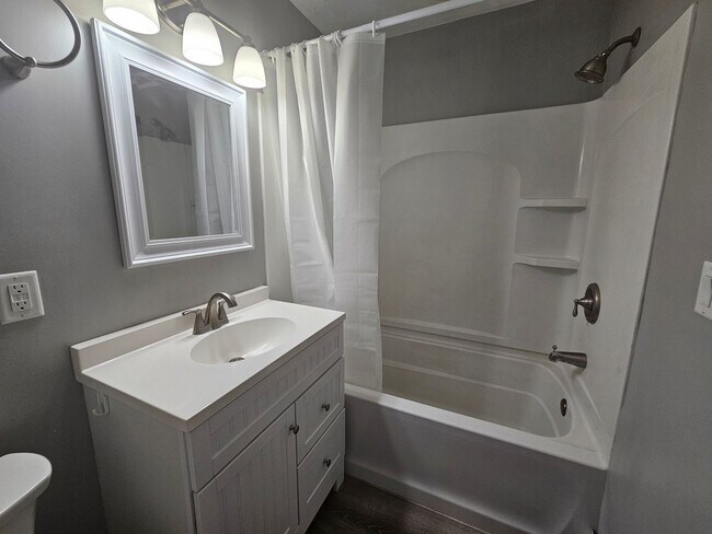 Building Photo - Charming 3-Bedroom Home with Private Yard ...