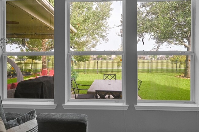 Building Photo - 8227 Clover Leaf Dr