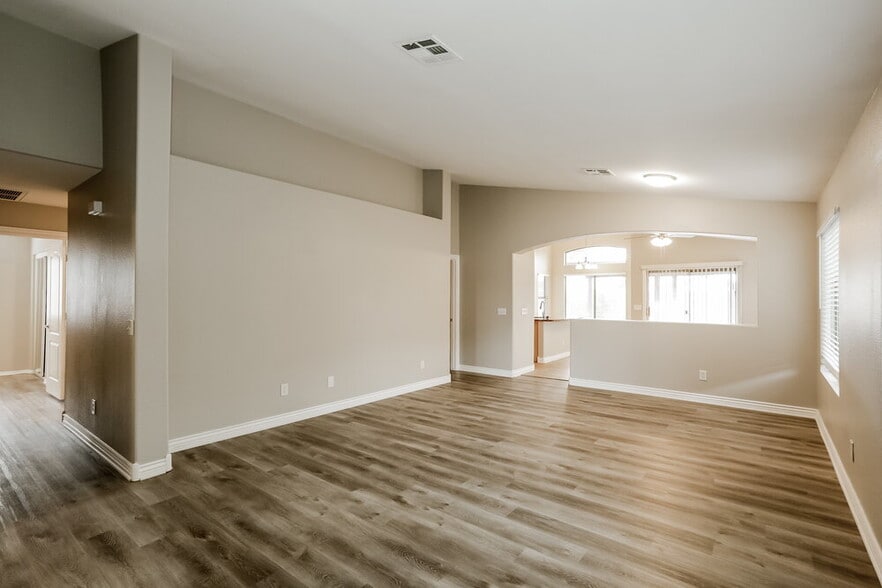 Building Photo - 1079 E Yuma Ave