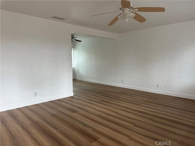 Building Photo - 4930 N Vincent Ave
