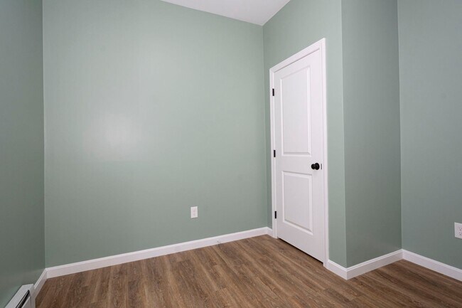 Building Photo - Remodeled 3 bedroom 1  bathroom 2nd Floor