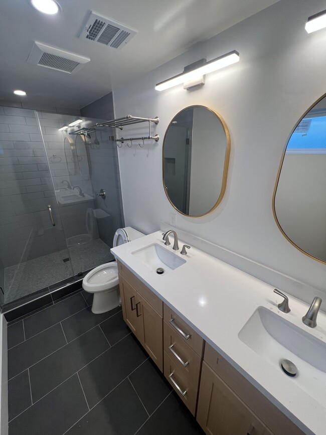 Building Photo - 847 N Ridgewood Pl