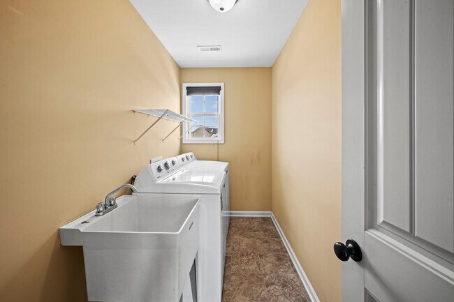 Building Photo - Move-In Special Available! Spacious 3BR Home with Bonus Room, Fireplace & Fenced Yard