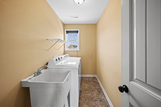 Building Photo - Spacious 3BR Home with Bonus Room, Fireplace & Fenced Yard