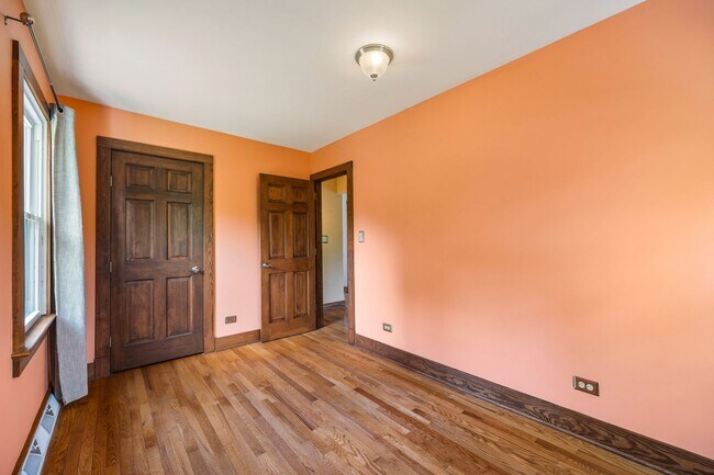 Building Photo - Meticulously maintained 3-bedroom, 2-bath ...