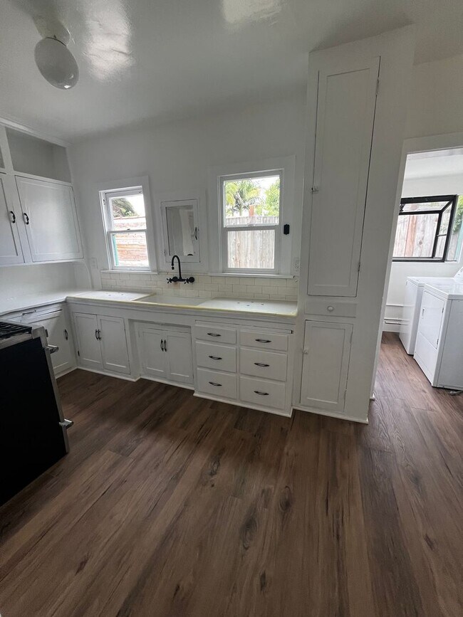 Building Photo - 921