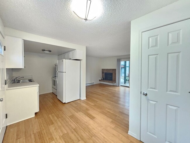 Building Photo - $1,195 - 1 Bed / 1 Bath Spacious Two-Story...