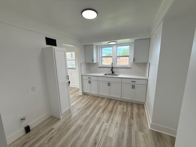 Building Photo - 7209 Brookcrest Dr