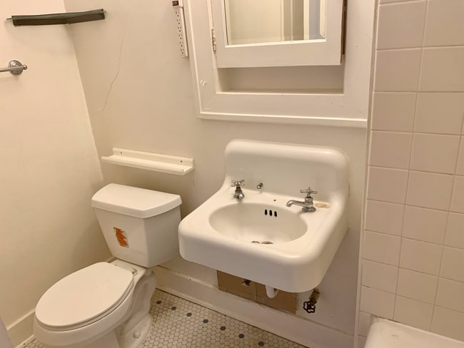 Bathroom - 2541 15th Ave S