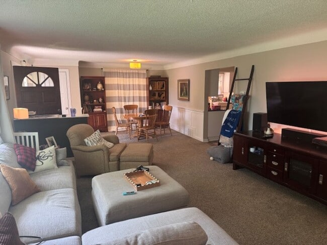 Building Photo - Updated 4 BR / 3 BA SFH w/ Hdwd Flrs, Sunny Porch, 2-car Garage in Robbinsdale!