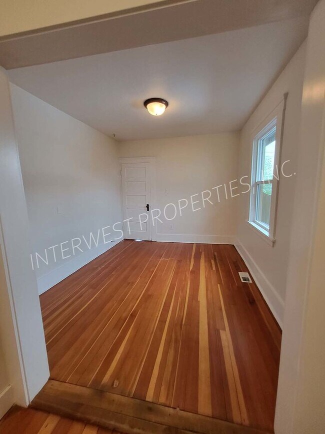 Building Photo - 329 SE 79th Ave