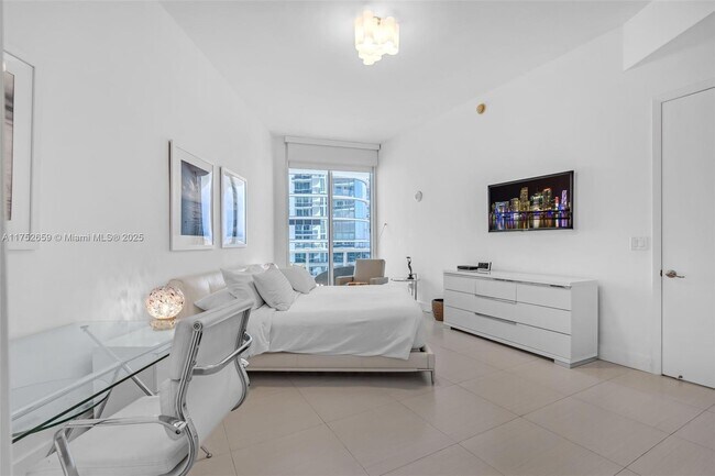 Building Photo - 15811 Collins Ave