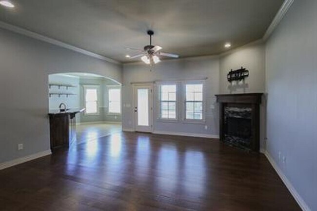 Building Photo - Gorgeous 4-Bedroom Home Ready to move in ASAP.