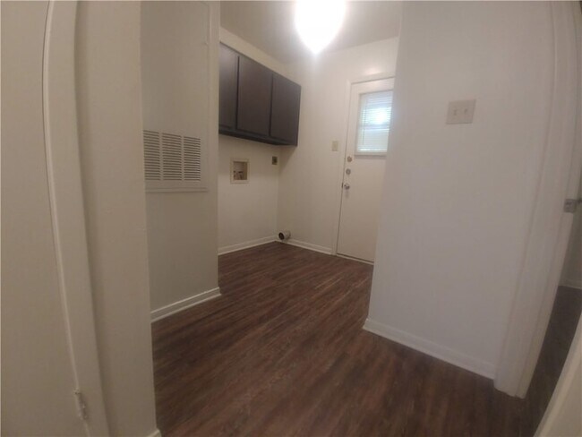 Building Photo - 703 San Saba Dr