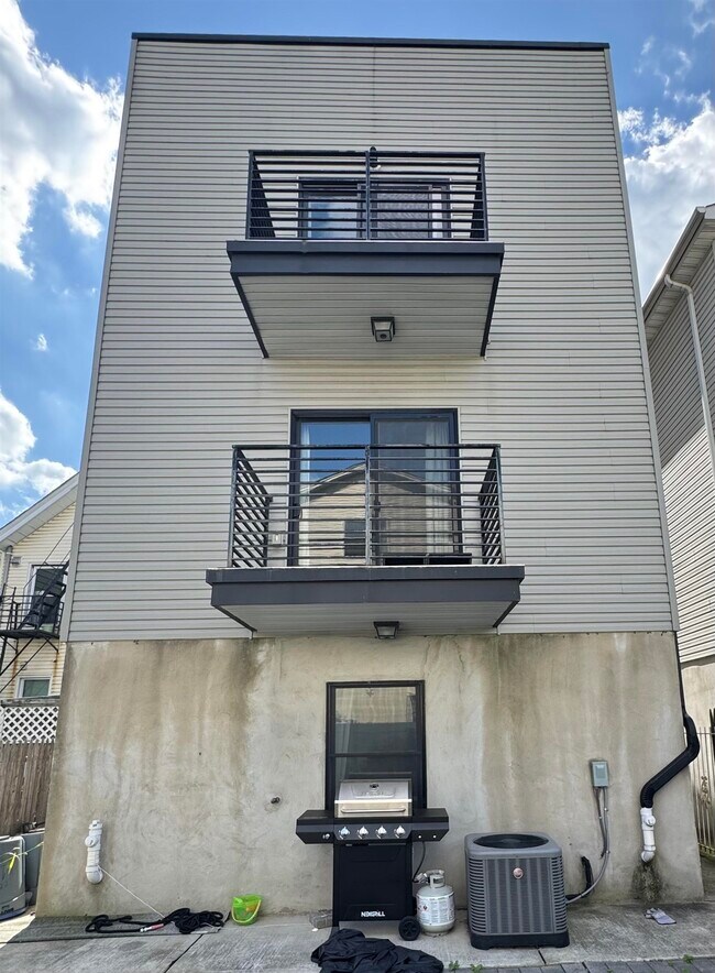 Building Photo - 114 Bleecker St