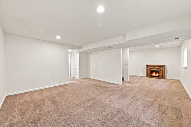 Building Photo - $2,395.95, 4 bed, 3.5 bath located in Colorado Springs with Central AC.