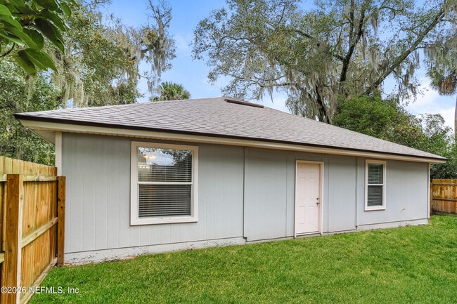 Building Photo - 611 Gum St