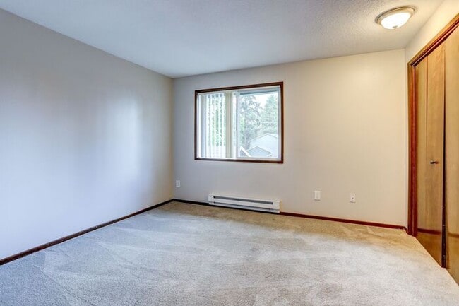 Building Photo - 2 bedroom 1 bath with Garage available and...