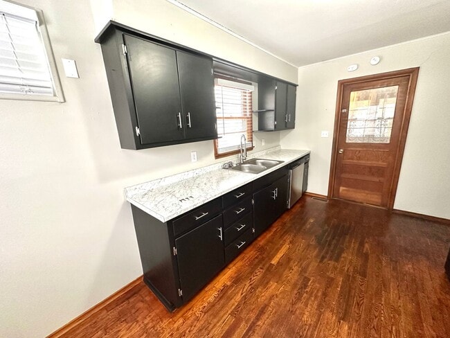 Building Photo - 3 BEDROOM 1 BATH IN JOPLIN-$1200 RENT-$1200 DEPOSIT