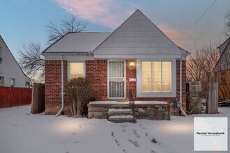 Building Photo - ~ 3 BEDROOM 1 BATH BUNGALOW SECURTIY DEPOSIT SPECIAL ~$500