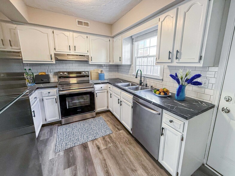 Building Photo - Pinnacle Townhomes