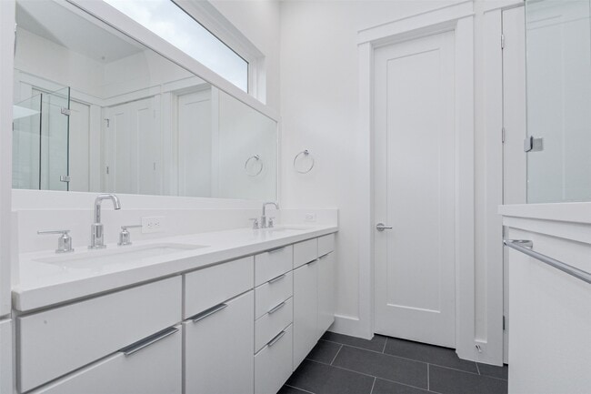 Building Photo - 1123 W 17th St