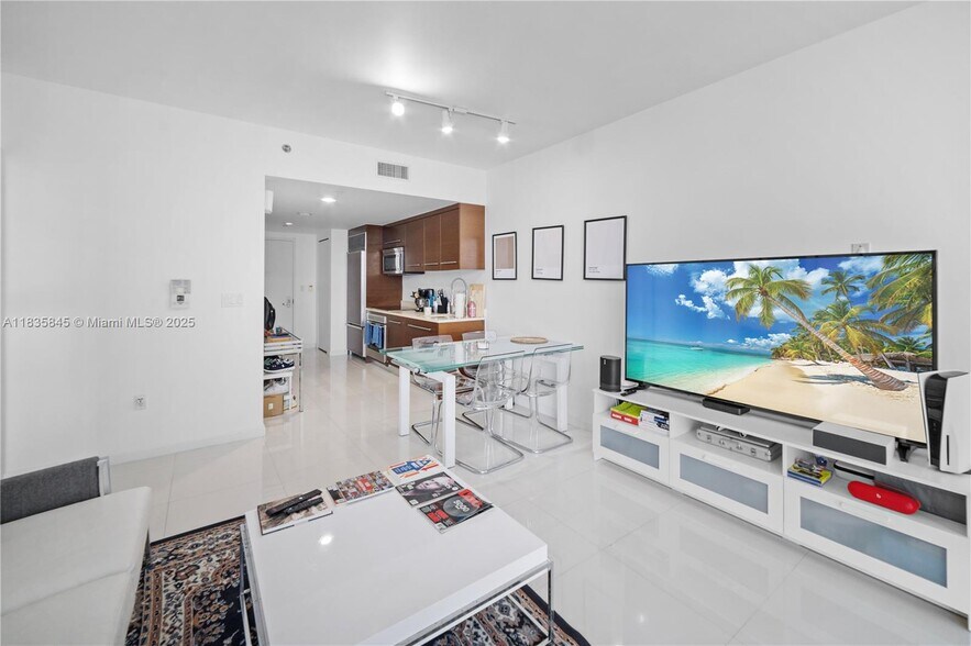 Building Photo - 495 Brickell Ave