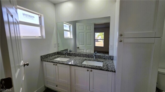 Building Photo - 2909 SW Santa Barbara Pl