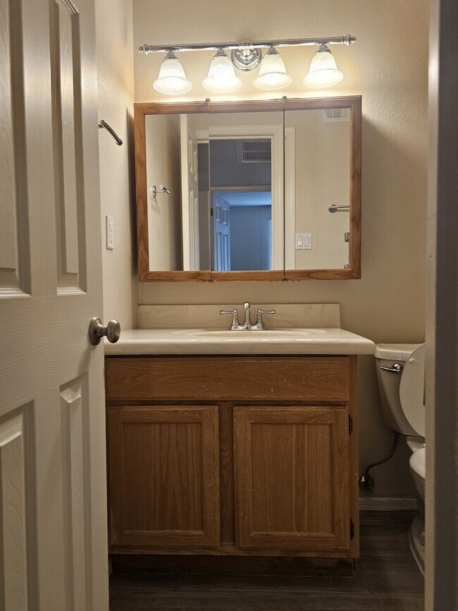 Building Photo - Great 3/2 in NE Phoenix with brand new flo...
