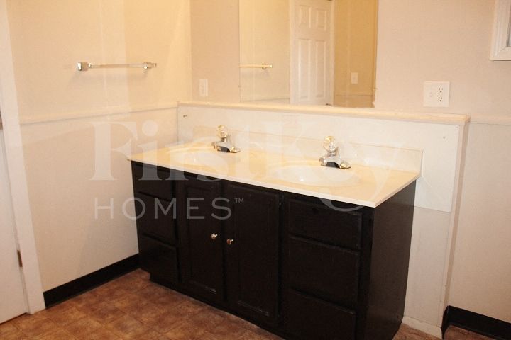 Building Photo - 304 E 4th St