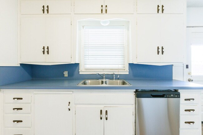 Building Photo - Cute House Convenient to Campus, Shopping,...