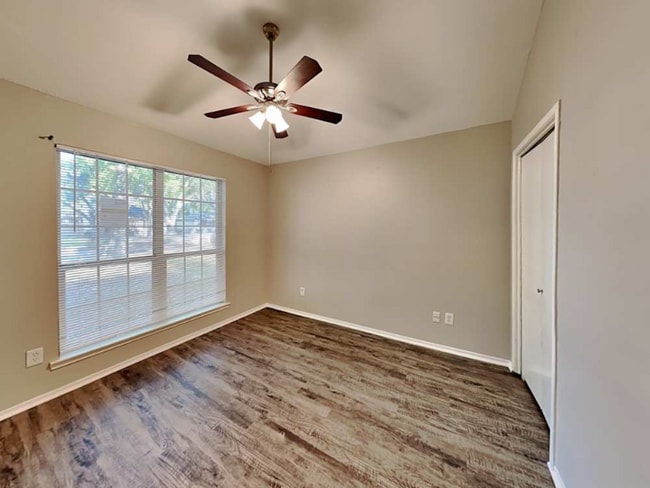 Building Photo - 4927 Vancouver Blvd