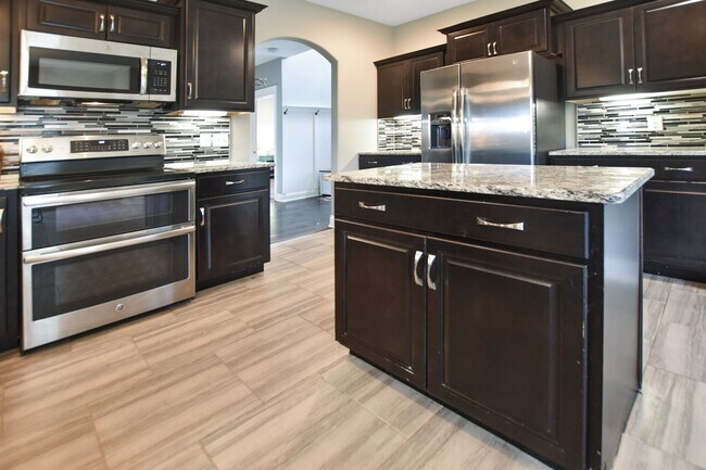 Building Photo - Pet Friendly Five Bedroom!
