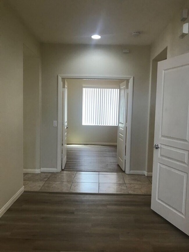 Building Photo - GATED COMMUNITY- FULLY REMODELED!
