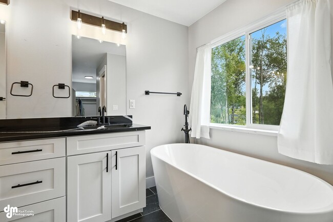 Building Photo - Charming & Updated 4BD/2.5BA!