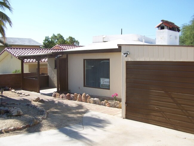 Building Photo - 2 Bed +1 Bath SINGLE FAMILY HOME + HUGE ba...