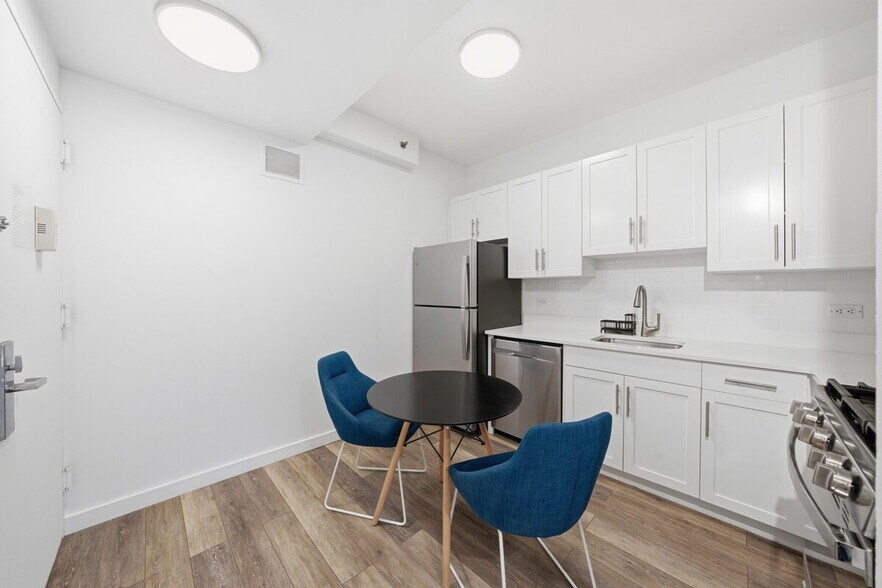 Building Photo - 7 Sniffen Ct