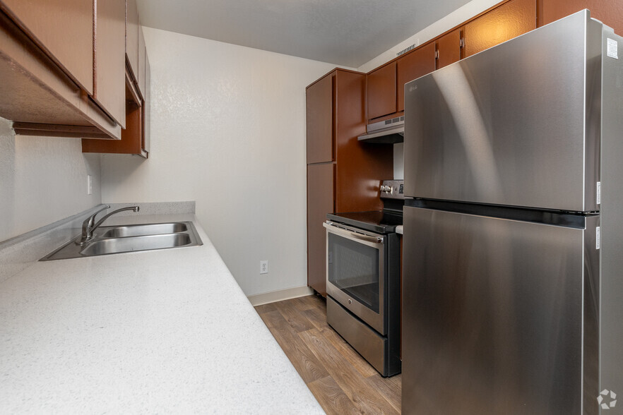 1BR, 1BA - 617SF - Kitchen - Bellevue Gardens Apartments