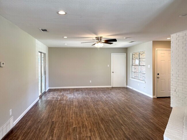 Building Photo - 3 Bedroom / 2 Bath / 2 Car Garage