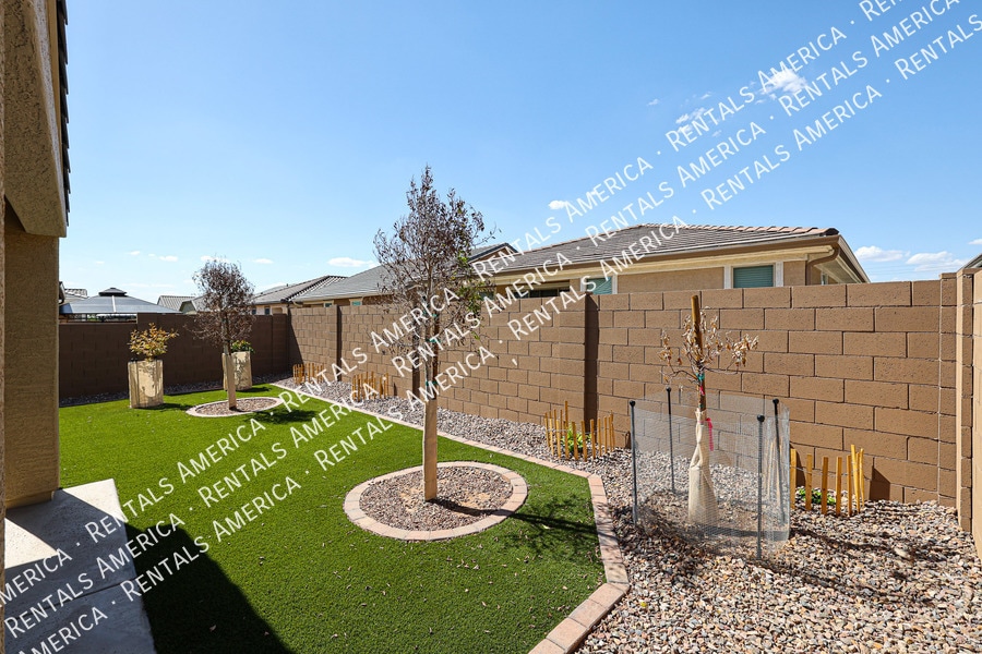 Building Photo - 8914 W Rancho Dr