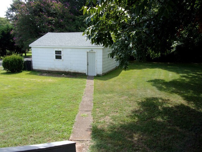 Building Photo - 130 Bailey Ave