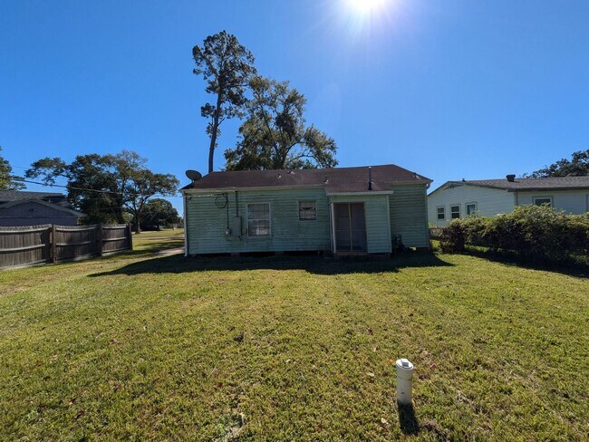 Building Photo - 3230 Maplewood Ln