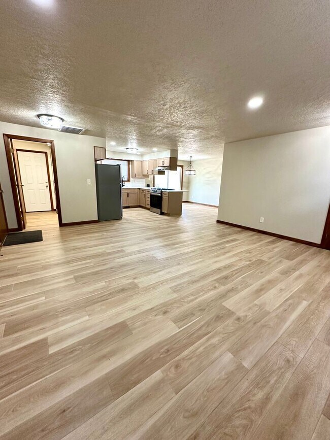 Building Photo - Remodeled 3 Bed Home in Deschutes River Woods with A/C & Large Fenced Yard