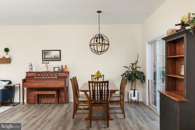 Building Photo - 321 Whispering Echos Dr