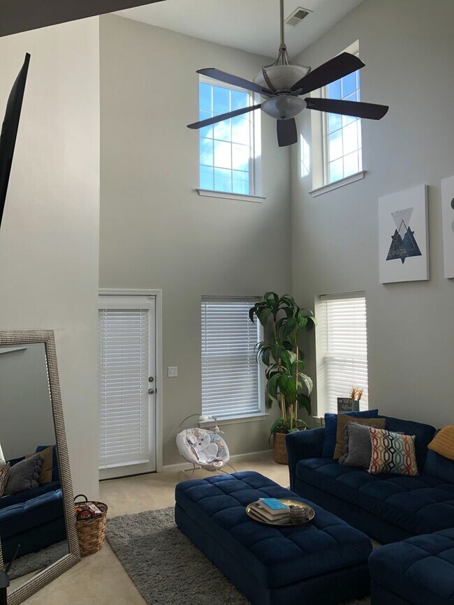 Building Photo - BEAUTIFUL HOME IN GODLEY PARK