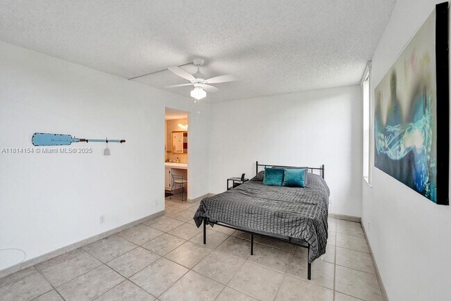 Building Photo - 1911 Sabal Palm Dr