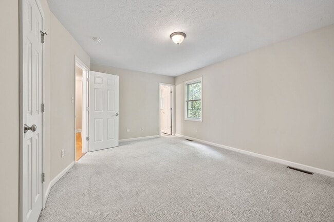 Building Photo - 4 Bedroom Home in Lynchburg