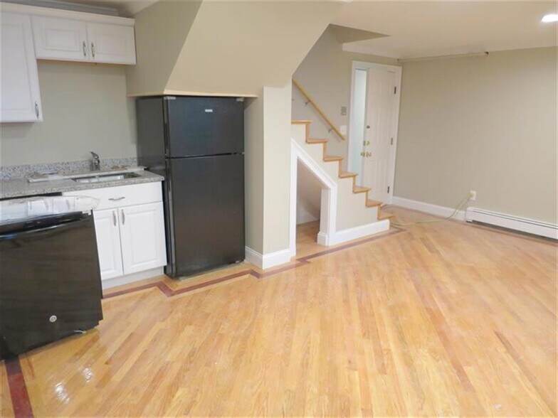 Primary Photo - 89 Sciarappa St
